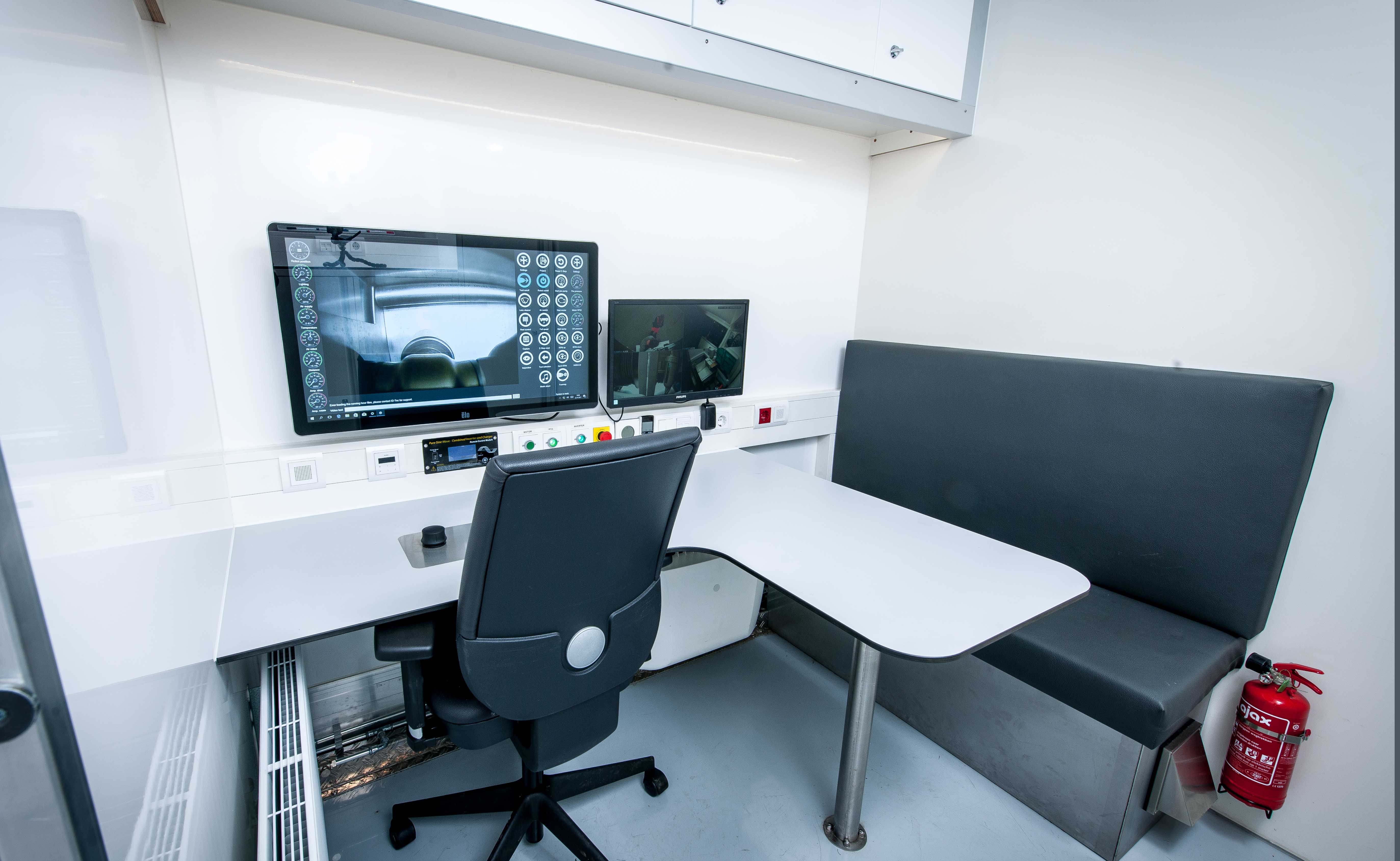 ID-TEC 1000bar waterjet vehicle controls room